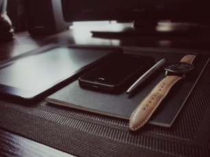 Картинка компьютеры ipod +ipad +iphone стол планшет телефон часы ручка тетрадь