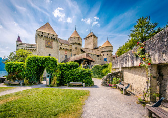 обоя chillon castle швейцария, города, замки швейцарии, chillon, ландшафт, кусты, скамейка, замок, швейцария, castle