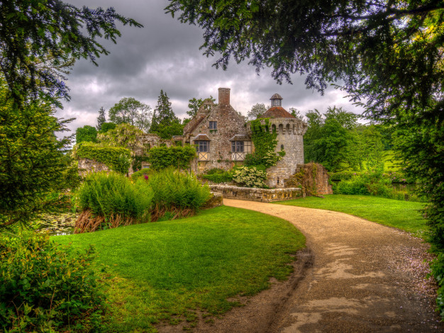 Обои картинки фото scotney castle, города, - дворцы,  замки,  крепости, лес, дорога, замок