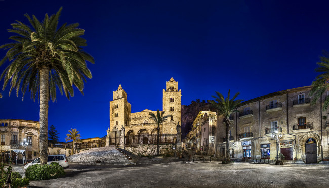 Обои картинки фото cefalu cathedral сицилия, города, - католические соборы,  костелы,  аббатства, пальма, италия, храм, огни, ночь, сицилия