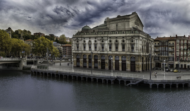 Обои картинки фото teatro arriaga, города, - памятники,  скульптуры,  арт-объекты, набережная, здание, театр