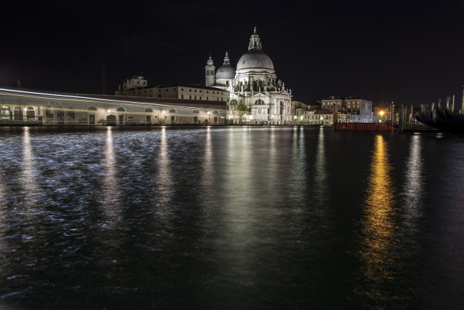 Обои картинки фото города, венеция , италия, море, канал, свет, гондолы, вода, город, ночь, italy, отражение, венеция, venice