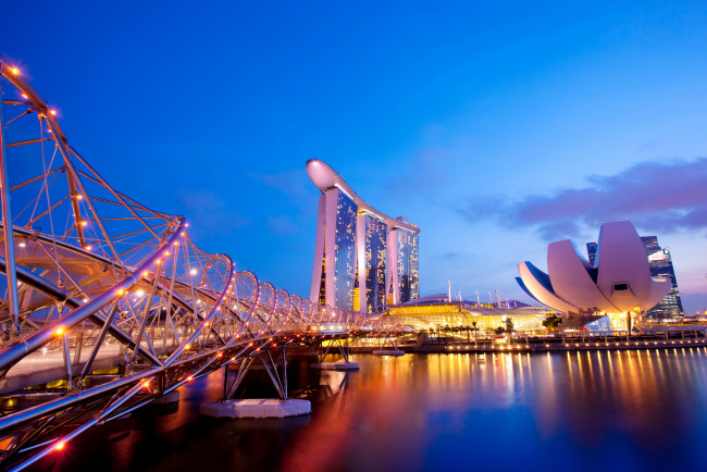 Обои картинки фото сингапур, города, сингапур , ночь, огни, мост, дома, река