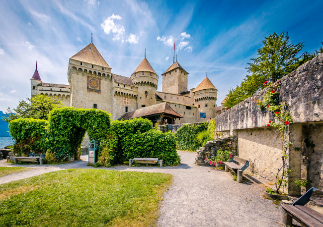 Обои картинки фото chillon castle швейцария, города, замки швейцарии, chillon, ландшафт, кусты, скамейка, замок, швейцария, castle
