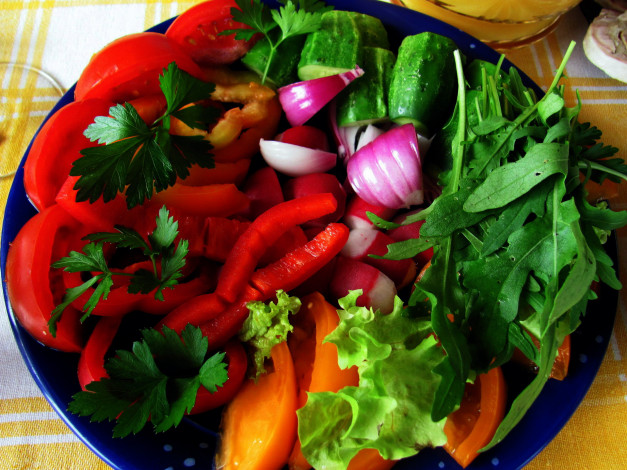 Обои картинки фото еда, овощи, помидоры, перец, петрушка, лук, огурец