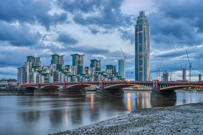 Обои картинки фото st george wharf, города, лондон , великобритания, мост, высотки, река