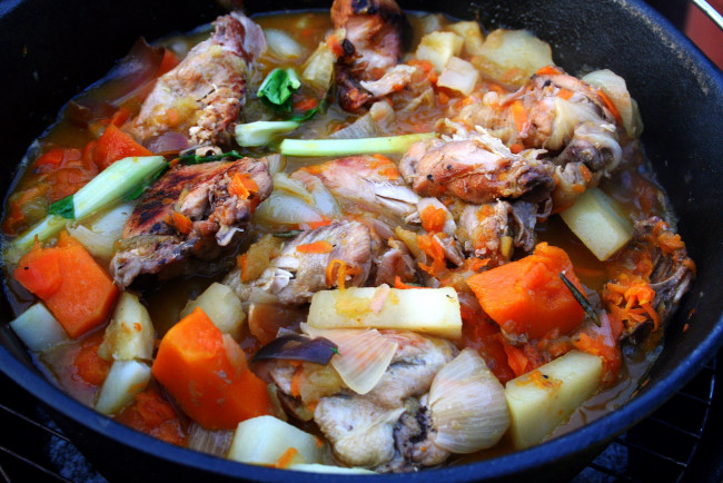 Обои картинки фото еда, вторые блюда, курица, рагу, картофель, морковь