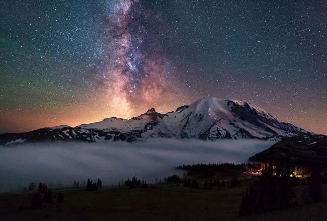 Обои картинки фото природа, горы, небо, гора, огни, свет, ночь, звезды, лес