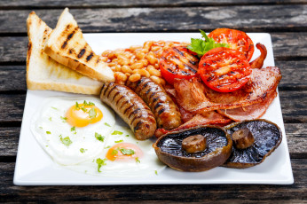 Картинка еда Яичные+блюда завтрак глазунья яичница колбаски грибы помидоры