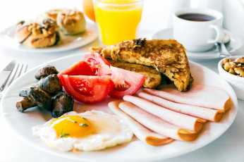 Картинка еда Яичные+блюда завтрак глазунья яичница ветчина тосты грибы томаты помидоры