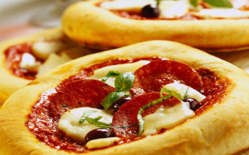 Картинка еда пицца сыр базилик колбаса
