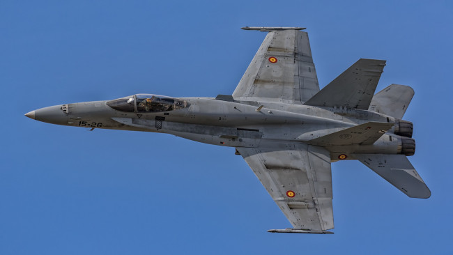 Обои картинки фото mcdonnell-douglas ef-18a, авиация, боевые самолёты, ввс