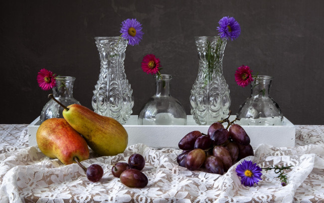 Обои картинки фото еда, натюрморт, сливы, цветы, ваза, груши