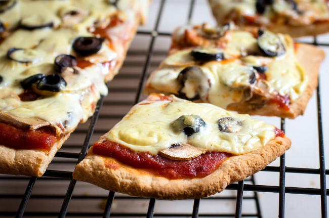 Обои картинки фото еда, пицца, сыр, маслины