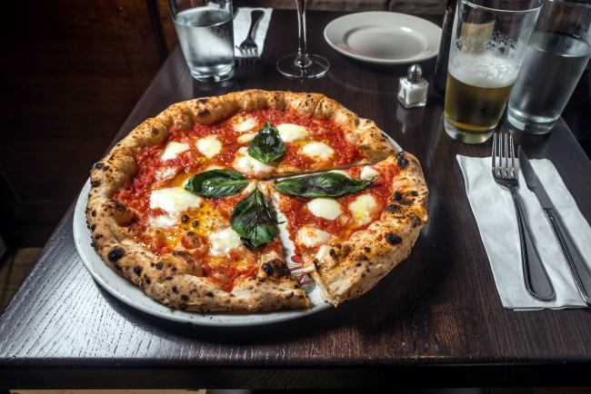 Обои картинки фото еда, пицца, сыр, базилик