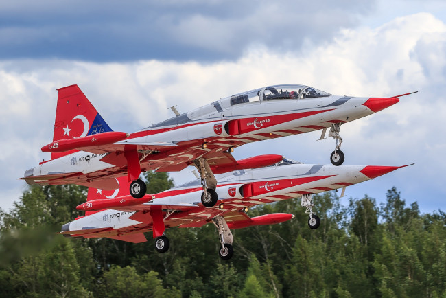Обои картинки фото nf-5a and nf-5b freedom fighter,  aerobatic team turkish stars, авиация, боевые самолёты, ввс