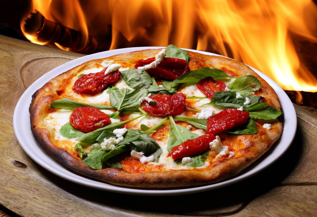 Обои картинки фото еда, пицца, сыр, помидоры, огонь