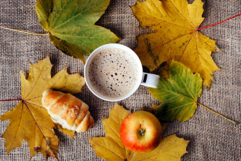 обоя еда, кофе,  кофейные зёрна, яблоко, круассан, листья