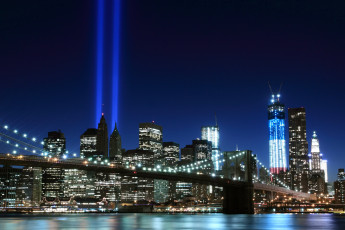 Картинка города нью-йорк+ сша огни лучи здания дома река мост
