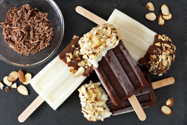 Обои картинки фото еда, мороженое,  десерты, шоколад, орехи