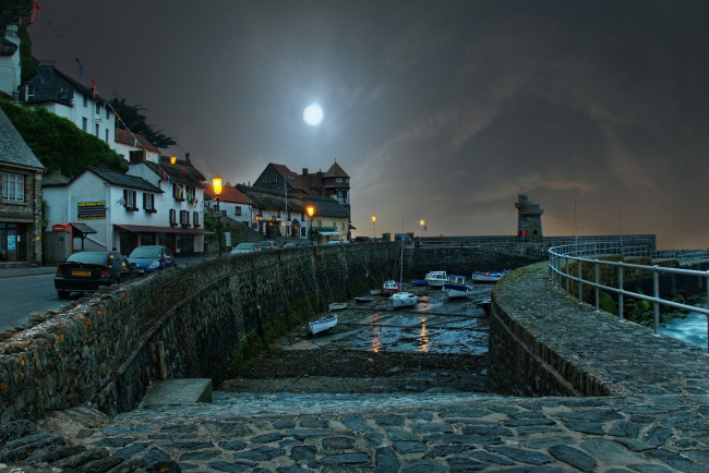 Обои картинки фото lynmouth,  devon,  england,  great britain, города, - улицы,  площади,  набережные, лодки, канал, машины, дома, луна