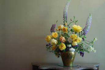Картинка цветы букеты композиции ваза розы люпин душистый горошек