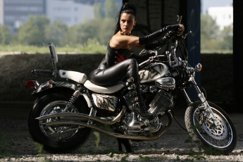 Картинка мотоциклы мото девушкой сапоги