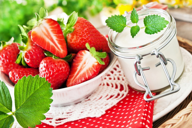 Обои картинки фото еда, клубника,  земляника, йогурт, ягоды, баночка