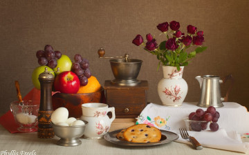Картинка еда натюрморт букет розы кофемолка виноград яблоки печенье посуда яйца