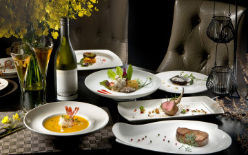 Картинка еда сервировка стол блюда ассорти овощи морепродукты цветы вино мясо