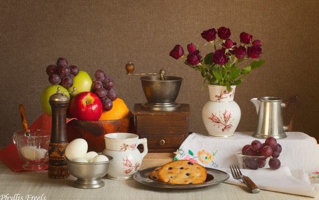 Обои картинки фото еда, натюрморт, букет, розы, кофемолка, виноград, яблоки, печенье, посуда, яйца
