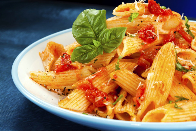 Обои картинки фото еда, макаронные блюда, базилик, соус, макароны