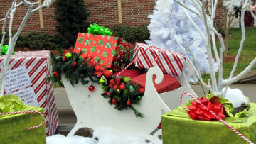 Картинка праздничные подарки+и+коробочки подарки санки коробки праздник
