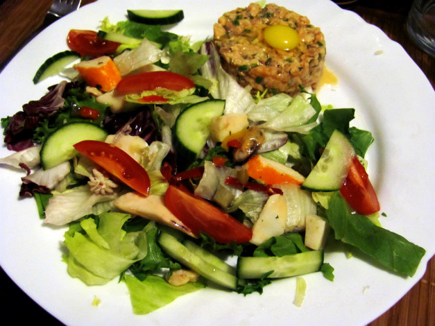 Обои картинки фото еда, салаты,  закуски, помидоры, тартар, салат, огурцы, овощи