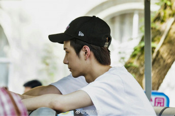 Картинка мужчины wang+yi+bo актер кепка футболка