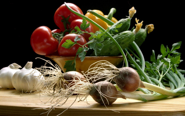 Обои картинки фото еда, овощи, помидоры, огурцы, лук, чеснок, перец
