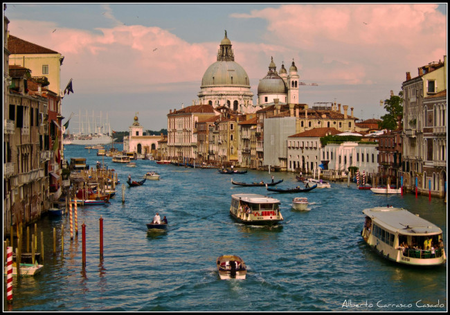 Обои картинки фото города, венеция, италия, канал, катера, гондолы, церковь