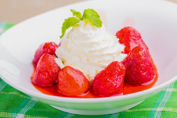Картинка еда мороженое +десерты ягоды сливки клубника десерт