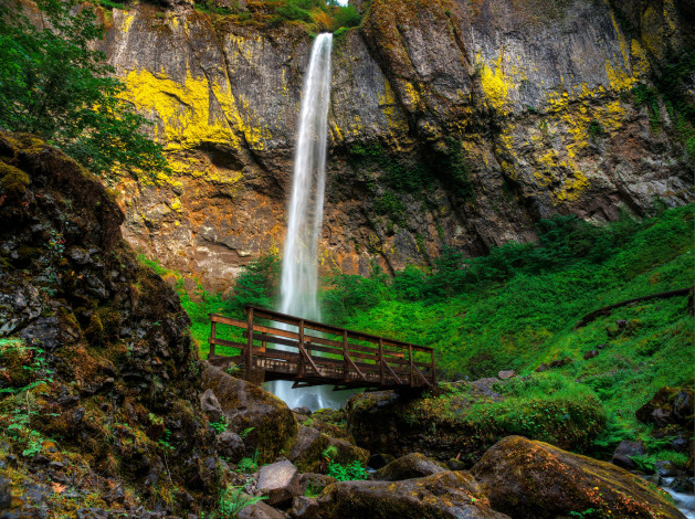 Обои картинки фото природа, водопады, скалы, водопад, мост, река, обрыв, горы