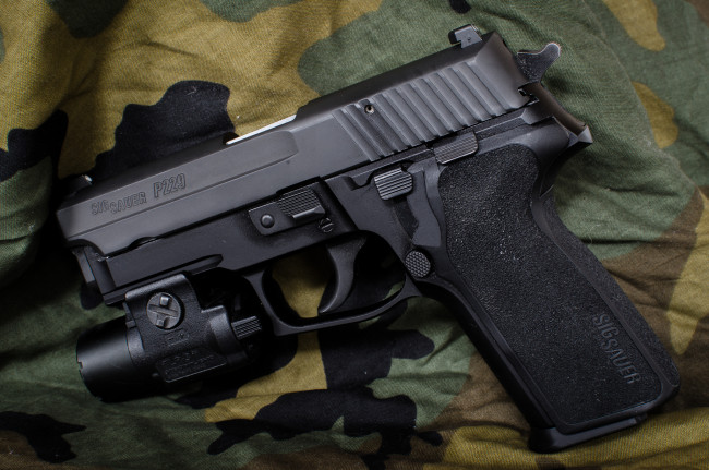 Обои картинки фото sig p229, оружие, пистолеты, фонарик, пистолет