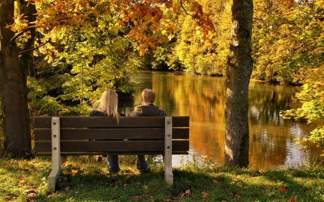 Обои картинки фото разное, мужчина женщина, пара, свидание, парк, лавка, скамейка, осень, деревья, озеро, трава