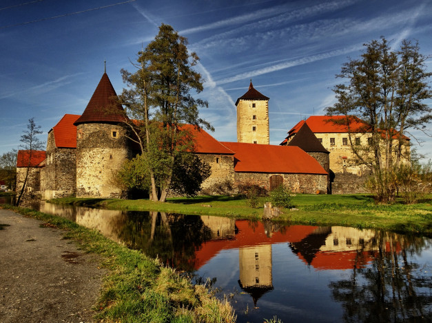Обои картинки фото Чехия, города, - дворцы,  замки,  крепости, красные, крыши, трава, здания, водоем