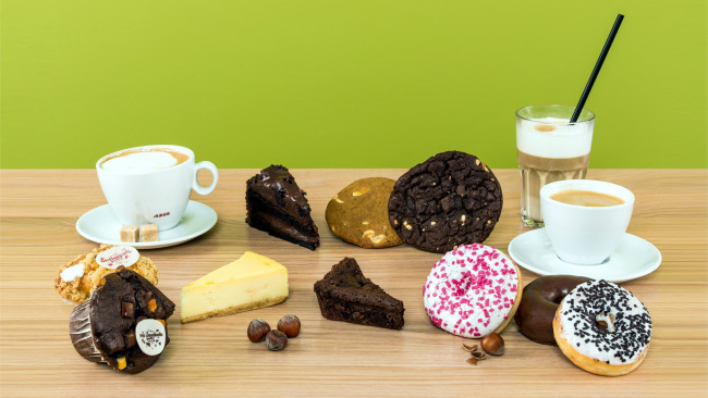 Обои картинки фото еда, пирожные,  кексы,  печенье, кофе, пончики, орехи, кексы