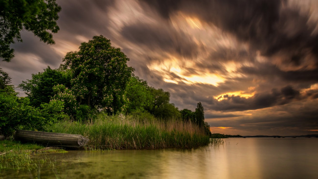 Обои картинки фото природа, реки, озера, водоем, облака, деревья, лодка