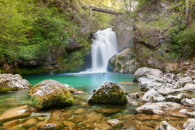 Обои картинки фото природа, водопады, stream, листья, waterfall, осень, autumn, water, leaves, поток, водопад, вода