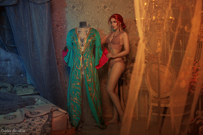 Обои картинки фото девушки, екатерина семадени, трисс, меригольд, косплей, белье, платье, кровать, шторы