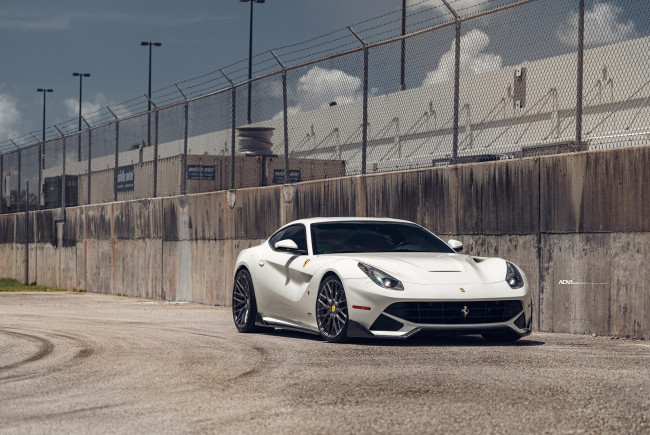 Обои картинки фото автомобили, ferrari, italy, white, scuderia, berlinetta, f12