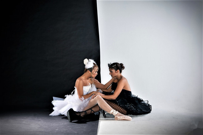 Обои картинки фото leanna decker and rebecca carter, девушки, leanna decker, балерины, черная, белая