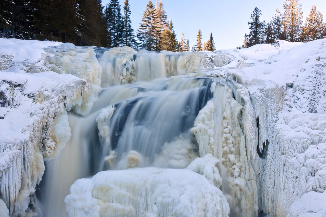 Обои картинки фото природа, водопады, снег, ели, лед, вода