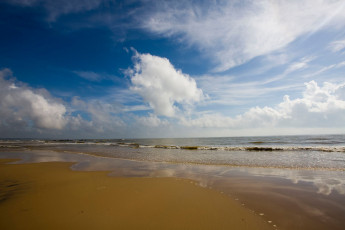 Картинка природа побережье волны облака песок
